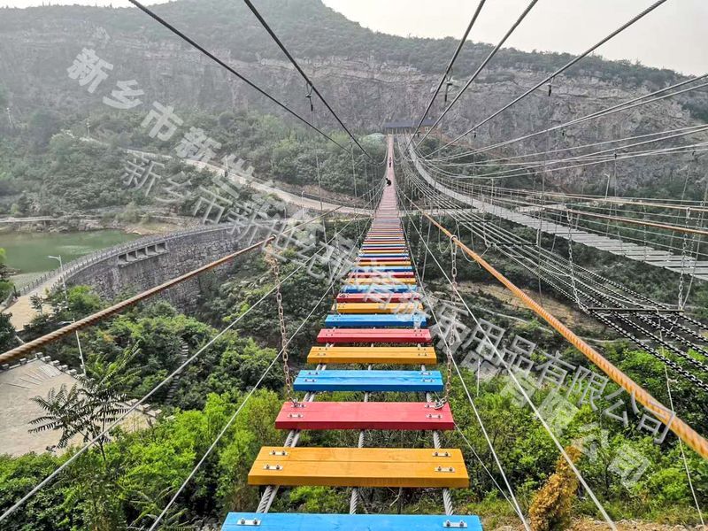 網紅挑戰(zhàn)吊橋